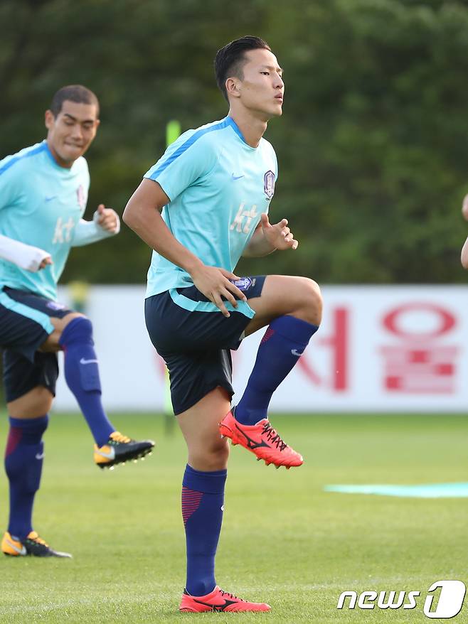 축구국가대표 권경원이 21일 경기 파주시 축구 국가대표팀 트레이닝 센터(NFC)에서 국가대표 소집훈련을 하고 있다. 2017.8.21/뉴스1 © News1 송원영 기자