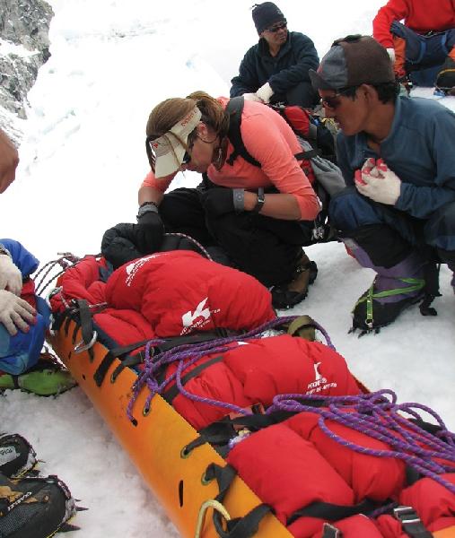 [월간산]2006년 봄 하산길 사우스콜 부근에 쓰러져 있는 곽정혜씨를 중동고 원정대가 베이스캠프로 구조하고 있다.