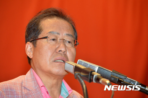 【천안=뉴시스】배훈식 기자 = 25일 오후 충남 천안시 동남구 우정공무원교육원에서 열린 자유한국당 국회의원·당협위원장 연석회의에 참석한 홍준표 대표가 마무리 발언을 하고 있다. 2017.08.25. dahora83@newsis.com