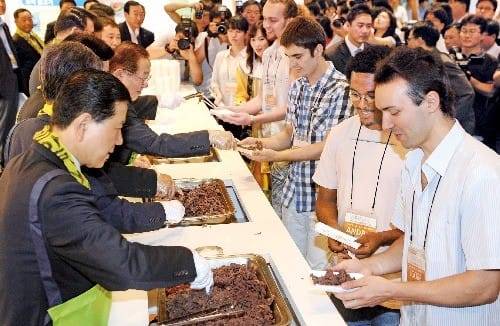 대한민국 불고기 원조국가 선포식에서 외국인들이 불고기를 맛보고 있다.