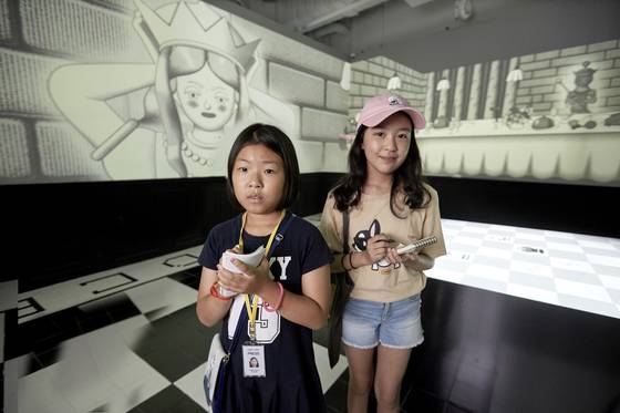 체스판 극장을 찾은 두 학생. 희원(왼쪽)과 인서.