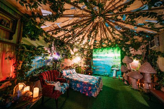 앨리스의 방. 꿈에서 깨어나 집으로 돌아와 자신의 방 문 앞에 도착한 앨리스’를 토탈아트 그룹 ‘EE’가 2017년의 현실 속으로 옮겨 놓았다. 과거와 현재, 꿈과 현실, 그 사이 어딘가에 놓인 앨리스의 공간을 훔쳐볼 수 있다.(사진=미디어앤아트)