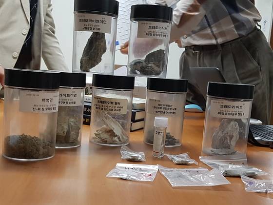 환경보건시민센터가 공개한 석면 시료들. [중앙포토]