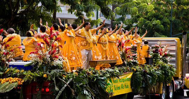 하와이 알로하 페스티벌의 하이라이트인 꽃차 행렬의 한 장면.