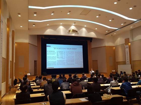 한 대기업에서 50대 임직원들을 대상으로 노후설계교육을 진행하고 있다. [중앙포토]