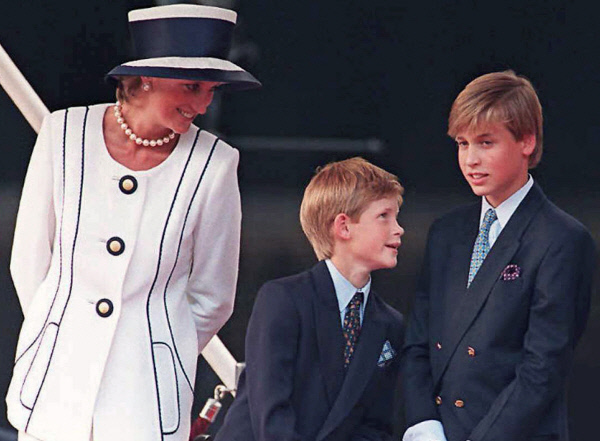 1995년 8월 다이애나가 대일전승기념일(VJ day)을 맞아 해리 왕자(가운데), 윌리엄 왕세손과 기념식에 참석해 함께 서 있다.  AP연합뉴스