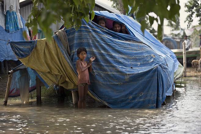 홍수로 집이 잠긴 인도 아쌈 지역. [AP=연합뉴스]