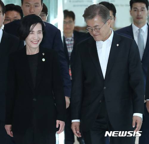 【서울=뉴시스】전진환 기자 = 문재인 대통령이 피우진 국가보훈처장과 제62회 현충일인 6일 오전 서울 강동구 중앙보훈병원을 방문하고 있다. 2017.06.06.   amin2@newsis.com   <저작권자ⓒ 공감언론 뉴시스통신사. 무단전재-재배포 금지.>