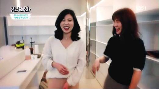 언니 김진아(왼쪽) 대표와 동생인 김진양 대표. 인터넷 포털 다음에서 일했던 자매는 함께 동네 책방을 차렸다. 가족이지만 창업하면서 또 새로운 모습을 알게됐고 서로의 영역을 존중하면서 즐거운 창업생활을 유지하고 있다. /KBS1 화면 캡쳐