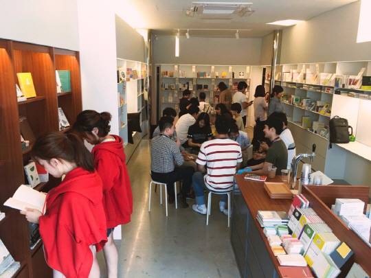 점심시간 북바이북 판교점을 찾은 손님들이 책을 구경하거나 커피를 마시면서 책에 대한 이야기를 나누고 있다. /사진제공=북바이북