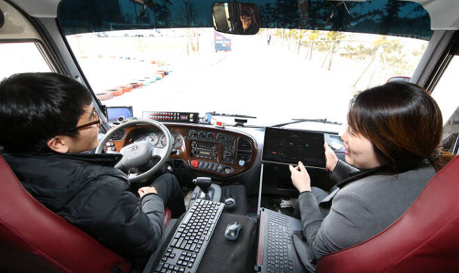 KT가 지난 3월 강원도 평창 알펜시아 리조트에서 2018 평창 동계올림픽에 대비해 마련한 5G 기반 자율주행버스 시연.