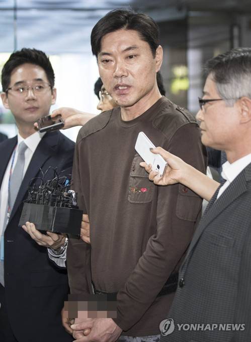 최규순 전  KBO 야구심판위원이 구속전 피의자 심문(영장실질심사)을 받기 위해 1일 서초구 서울중앙지방법원으로 들어가고 있다. 연합뉴스 제공