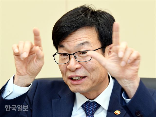 김상조 공정거래위원장이 지난 29일 서울 중구 남대문로 공정거래조정원에서 한국일보와 인터뷰를 하고 있다. 홍인기 기자