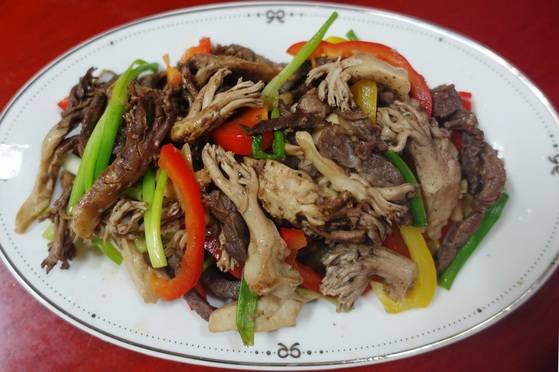 홍천 오일장에서 사온 싸리버섯을 다듬고 삶아 24시간 넘게 우린 다음 양념해 재운 소고기와 파프리카를 넣고 들기름에 볶아 완성한 싸리버섯볶음. 아내와 내가 머리를 맞대고 궁리해 집에서 만들어 먹었다.