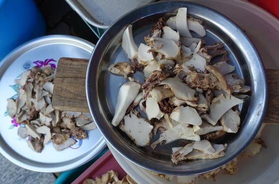 홍천장터에서 삶고 우린 싸리버섯을 저며서 팔고 있다. 사다가 바로 해 먹을 수 있어 편하다. 삶으면 저장기간도 길어진다.