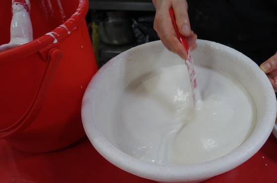 메밀 총떡과 부침을 만들 반죽. 묽고 부드러워야 부침이 얇고 졸깃하게 부쳐진다.
