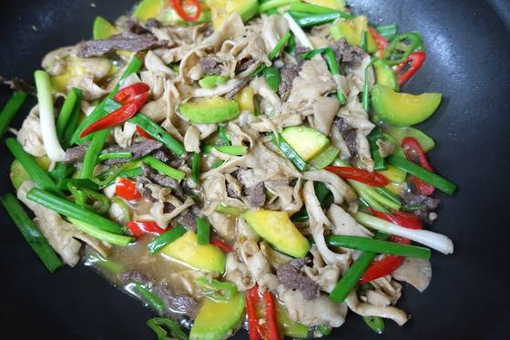 땅느타리버섯에 소고기·애호박을 함께 넣고 팬에서 들기름으로 볶고 있다.