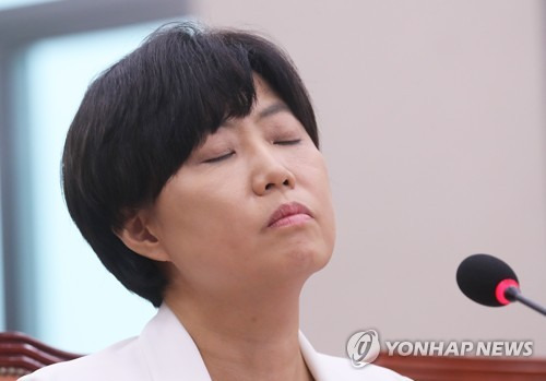 힘든 청문회  (서울=연합뉴스) 안정원 기자 = 이유정 헌법재판소 재판관 후보자가 28일 오전 국회에서 열린 인사청문회에서 국민의당 이용주 의원으로부터 양도세 면탈 의혹을 제기받고 있다.   2017.8.28  jeong@yna.co.kr  (끝)