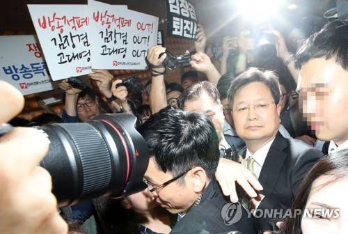 (서울=연합뉴스) 박동주 기자 = MBC 김장겸 사장이 1일 오후 서울 63빌딩에서 열린 방송 진흥 유공 포상 수여식에 참석하며 노조의 퇴진 요구를 받고 있다.     pdj6635@yna.co.kr