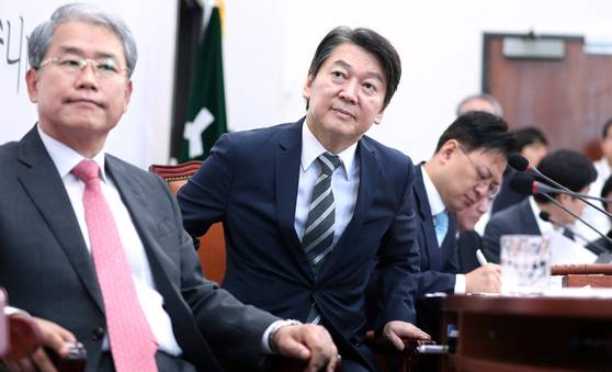 안철수 국민의당 대표가 1일 오전 국회에서 당 혁신 아이디어 공모전 수상작 발표를 지켜보고 있다. 국민의당은 이날 오전 지난 대통령선거 패배 원인을 분석해 작성한 ‘대선평가보고서’를 공개했다. [박종근 기자]