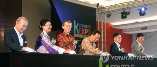 (서울=연합뉴스) 한국무역협회와 한국콘텐츠진흥원이 공동으로 2일(현지시간) 인도네시아 자카르타 국제전시장에서 개최한 '자카르타 K-콘텐츠 엑스포'가 열리고 있다. 왼쪽부터 김인호 무역협회 회장, 조태영 주인도네시아 대사 내외, 뜨리아완 무나프 인니창조경제부 장관, 김상욱 문화체육관광부 국장, 김영철 한국콘텐츠진흥원 부원장. 2017.9.3 [한국무역협회 제공=연합뉴스]      photo@yna.co.kr