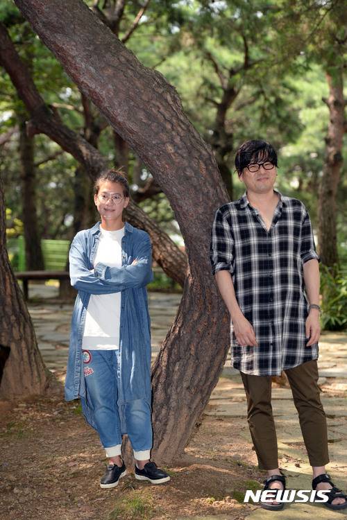 【서울=뉴시스】최동준 기자 = 서울예술단 뮤지컬 '꾿빠이 이상'의 연출 오루피나(왼쪽) 씨와 김성수 음악감독이 31일 서울 서초구 예술의전당에서 뉴시스와 인터뷰 전 포즈를 취하고 있다. 2017.09.04. photocdj@newsis.com