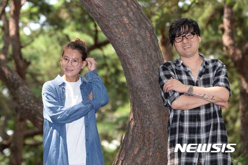 【서울=뉴시스】최동준 기자 = 서울예술단 뮤지컬 '꾿빠이 이상'의 연출 오루피나(왼쪽) 씨와 김성수 음악감독이 31일 서울 서초구 예술의전당에서 뉴시스와 인터뷰 전 포즈를 취하고 있다. 2017.09.04. photocdj@newsis.com