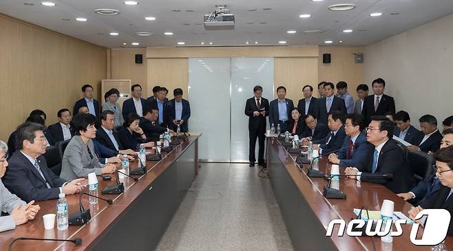 정우택 자유한국당 원내대표가 5일 오전 서울 중구 서울고용노동청을 항의방문, 모두발언을 하고 있다. 이번 항의방문에서 정우택 원내대표와 자유한국당 의원들은 김장겸 MBC 사장 체포영장 발부의 부당함을 주장했다. 2017.9.5/뉴스1 © News1 성동훈 기자