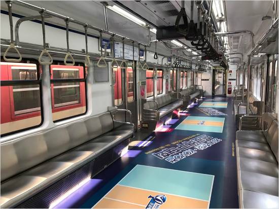 오는 13일 개막하는 충남 천안 유관순체육관에서 열리는 '2017 천안∙KOVO컵 프로배구대회'는 다양한 이벤트로 '배구특별시' 천안을 찾은 배구팬을 맞이한다는 계획이다. 사진은 천안역을 통과하는 1호선 지하철 내부를 배구 코트로 랩핑한 모습.(사진=한국배구연맹 제공)