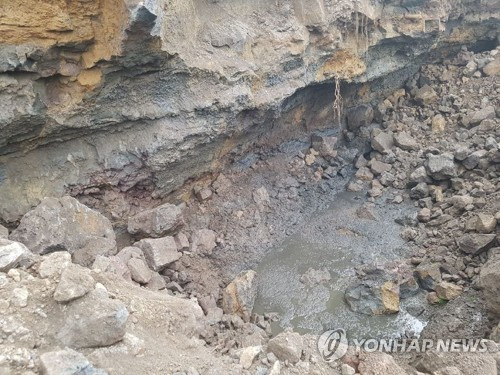 (제주=연합뉴스) 제주시 한림읍 상명리의 한 폐채석장에서 발견된 용암동굴이 주변 양돈장에서 오랜 기간 숨골을 통해 무단방류한 가축분뇨로 오염됐다는 사실이 26일 드러났다.      사진은 해당 용암동굴의 모습. 2017.8.28 [고승범씨 제공=연합뉴스]