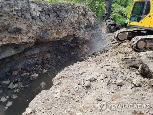 (제주=연합뉴스) 제주시 한림읍 상명리의 한 폐채석장에서 발견된 용암동굴이 주변 양돈장에서 오랜 기간 숨골을 통해 무단방류한 가축분뇨로 오염됐다는 사실이 26일 드러났다.      사진은 해당 용암동굴의 모습. 2017.8.28 [고승범씨 제공=연합뉴스]
