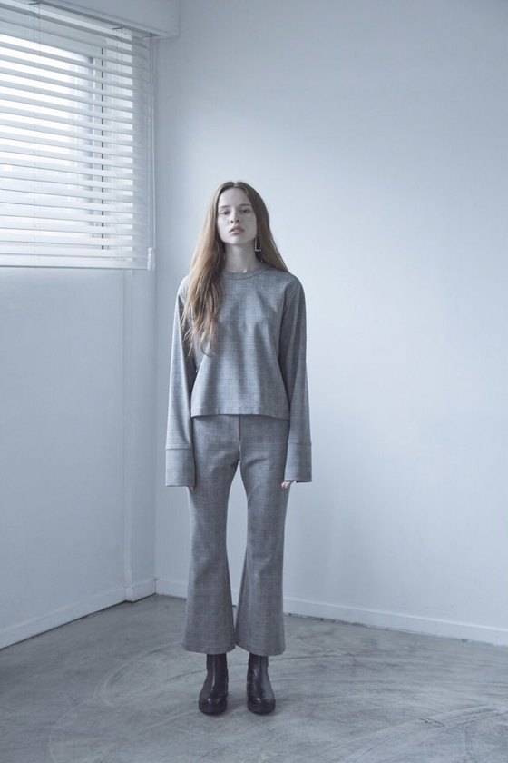 두 색의 대비가 적어 멀리서 보면 한가지 색으로 보이는 체크무늬는 슬림해 보이는 효과가 있다. 2017 FW 더 스튜디오 케이 컬렉션. [사진 더 스튜디오 케이]