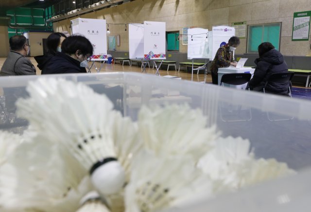 서울 홍제3동 제3투표소(홍제배드민턴장)을 찾은 시민이 투표를 하고 있다. 뉴시스