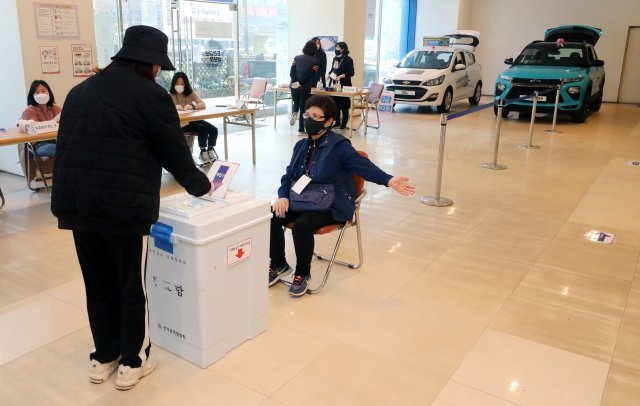 서울 광진구의 한 자동차 전시 판매장에 마련된 군자동 제2투표소에서 시민들이 투표를 하고 있다. 뉴시스