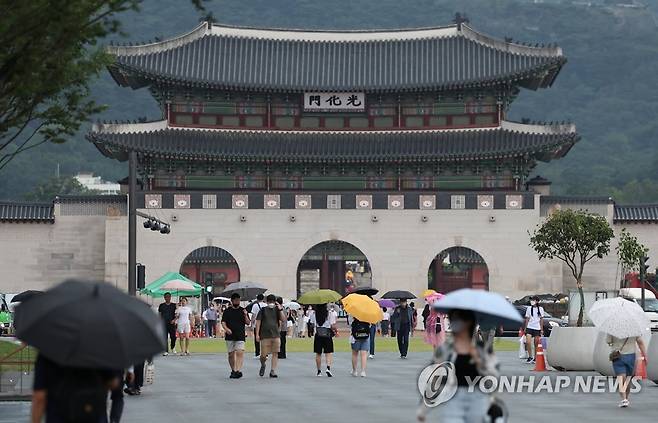 광화문 앞 우산 쓴 시민들 [연합뉴스 자료사진]