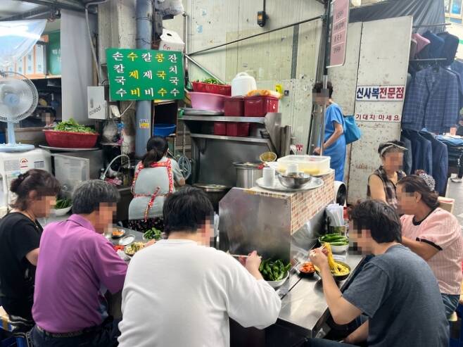 대구 서문시장에서 점심을 해결하고 있는 시민들의 모습/사진= 임찬영 기자