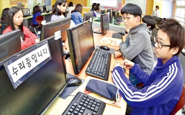 &lt; 컴퓨터는 수리중 &gt; 서울 한 초등학교에서 6학년 학생들이 실과 수업시간에 PC 활용법을 배우고 있다. 한경DB