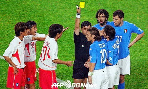 모레노가 한일월드컵 한국-이탈리아 16강 전반 22분 토티(10번)에게 1번째 옐로카드를 꺼내고 있다. 사진(대전월드컵경기장)=AFPBBNews=News1