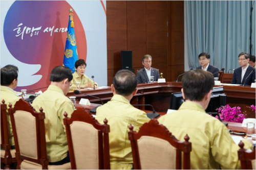 박근혜 대통령이 3일 오후 청와대에서 메르스 대응 민관합동 긴급점검회의를 주재하고 있다. (청와대 제공)