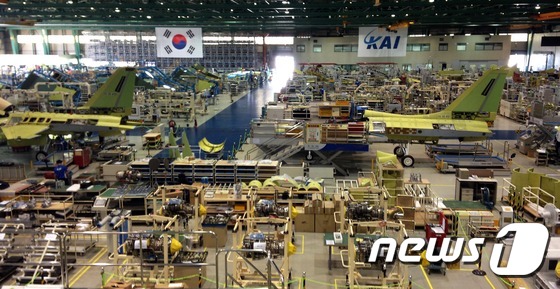 한국형 전투기(KF-X) 개발사업의 우선협상대상자로 한국항공우주산업(KAI)의 항공기 생산 조립 라인. (뉴스1DB) 2015.3.30/뉴스1 © News1 이종덕 기자