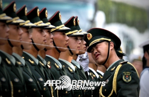 징병제 국가라고 하기엔 애매한 측면이 있긴 하지만 중국 인민해방군도 신입 병사에게 약 18만원의 월급을 줍니다. 중국도 이런데 우리 병사들의 월급을 모병제 국가와 비교하는 것은 의미가 없을 것 같네요. ⓒ AFPBBNews=News1