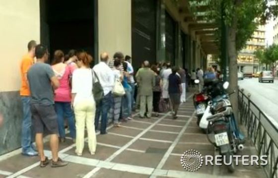 그리스의 한 현금지급기(ATM) 앞에 돈을 뽑으려는 시민들이 몰려 길게 줄을 섰다.©로이터=News1
