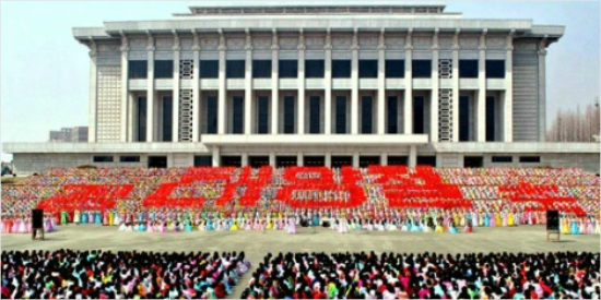 북한 김일성 주석의 생일인 태양절을 축하하는 합창공연