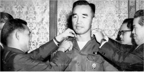채명신 장군(가운데)은 베트남전이 한창이던 1966년 7월 20일 소장에서 중장으로 승진했다. 사진은 베트남전 종합보고를 받은 뒤 박정희 대통령(왼쪽)이 채 장군에게 중장 계급장을 달아주는 모습이다.
