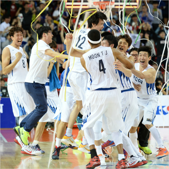 '해냈다!' 지난해 인천아시안게임에서 우승을 차지한 뒤 코트에서 기쁨을 나누고 있는 농구 대표팀 선수들.(자료사진=KBL)