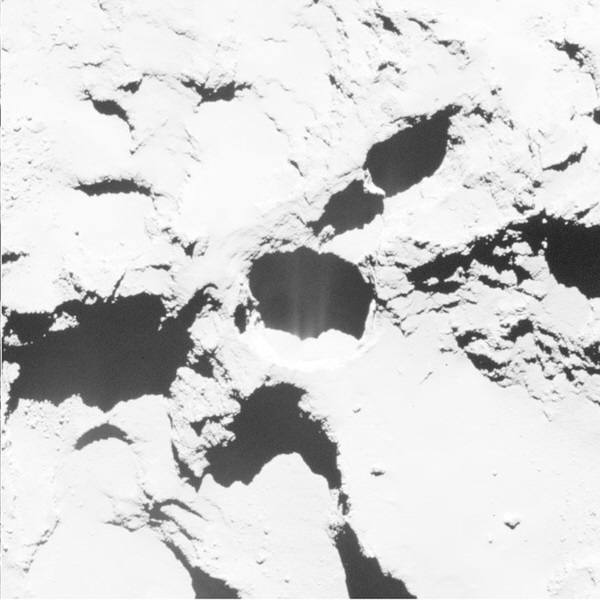 67P혜성에서 진행중인 싱크홀의 모습. 사진=ESA