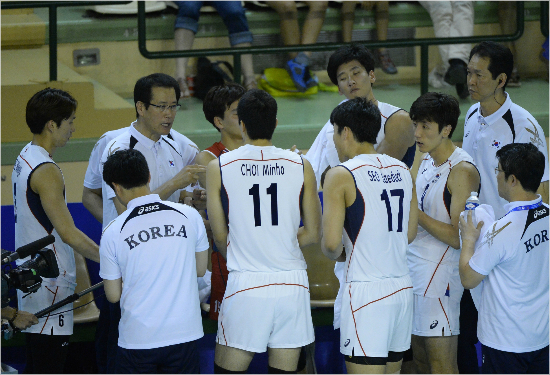 "실책을 줄이라고." 한국 남자 배구가 프랑스를 상대로 완패를 당했다. (자료사진=FIVB)
