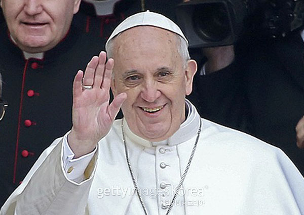 지난해 8월 4박 5일 일정으로 한국을 방문한 교황이 환영인파에게 손을 흔드는 장면. [사진=게티이미지]