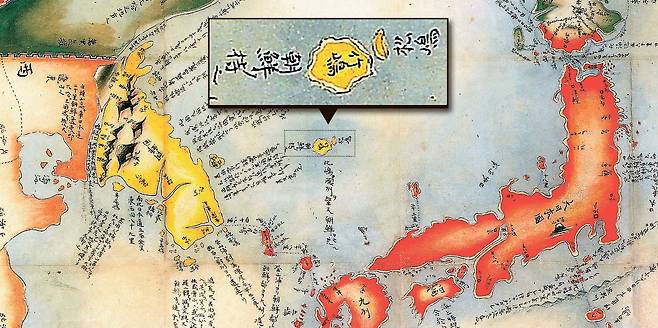 <strong>조선 땅은 노란색, 일본 땅은 빨간색</strong> 1802년에 간행된 하야시 시헤이의 ‘대삼국지도’. 일본과 주변국의 경계 및 형세를 세밀하게 담은 접양(接壤)지도다. 지도 안에서 일본은 빨간색, 조선은 노란색으로 칠해져 있다. 확대한 부분은 지도에 담긴 울릉도와 독도의 모습. 울릉도에는 19세기 초까지 일본이 울릉도를 지칭하던 이름인 ‘다케시마(竹島)’가, 독도에는 당시 일본 명칭인 ‘마쓰시마(松島)’가 적혀 있고 노랗게 칠해 조선의 영토로 포함시켰다. 울릉도 왼쪽에 ‘조선의 것(朝鮮ノ持之)’이라고 해설을 달았다. [사진 우리문화가꾸기회]