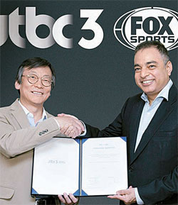 JTBC-FOX 업무 협약을 맺은 김수길 JTBC 대표 이사(왼쪽)와 간데비아 FIC 사장. [사진 JTBC]
